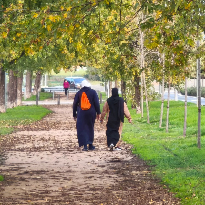 Dos mujeres árabes andando por Calldetens