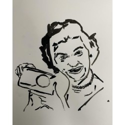 Mujer escuchando la radio