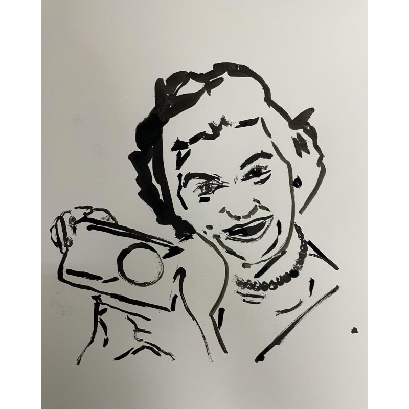 Mujer escuchando la radio