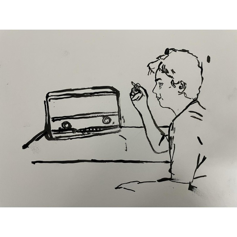 Mujer escuchando la radio