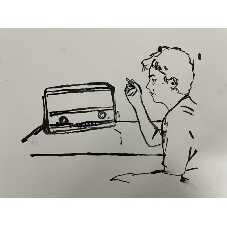 Mujer escuchando la radio