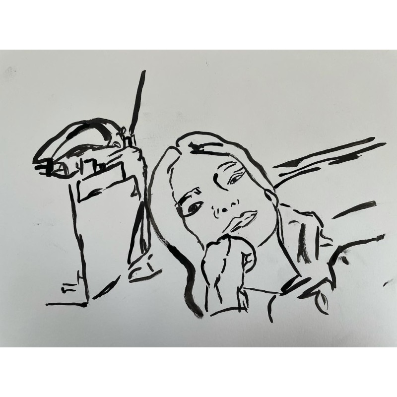 Mujer escuchando la radio