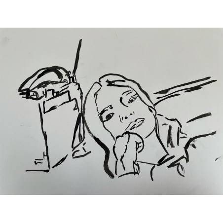 Mujer escuchando la radio