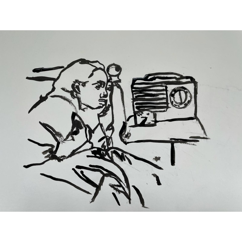 Mujer escuchando la radio