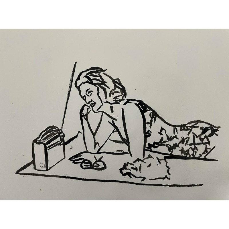Mujer escuchando la radio