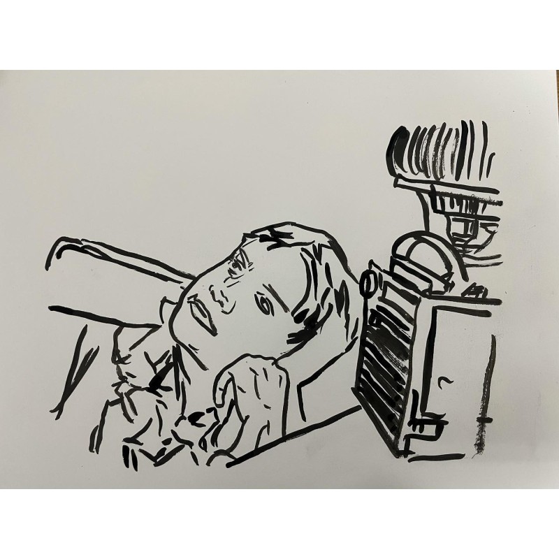 Mujer escuchando la radio