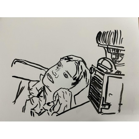 Mujer escuchando la radio