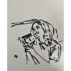Mujer escuchando la radio