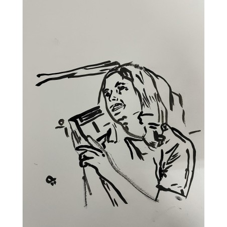 Mujer escuchando la radio