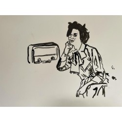 Mujer escuchando la radio