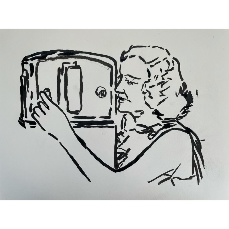 Mujer escuchando la radio