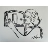 Mujer escuchando la radio