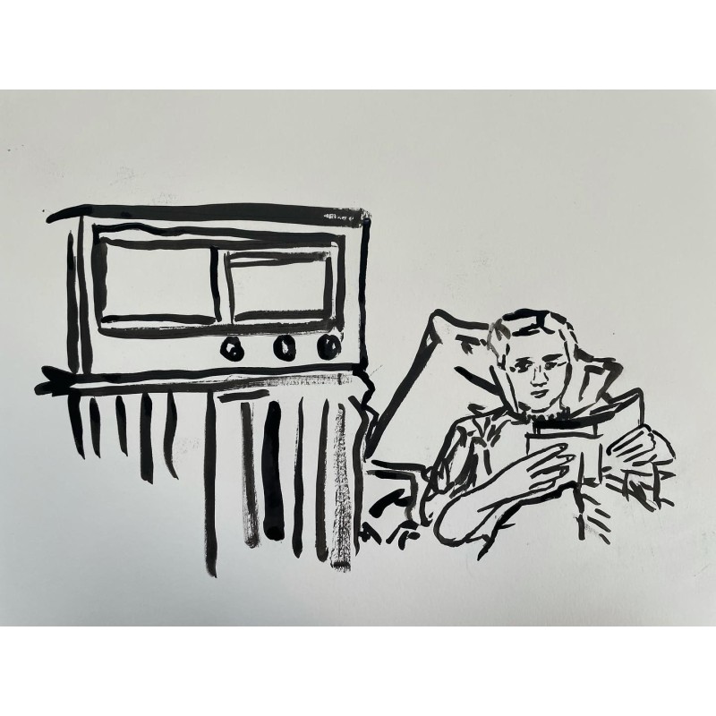 Mujer escuchando la radio