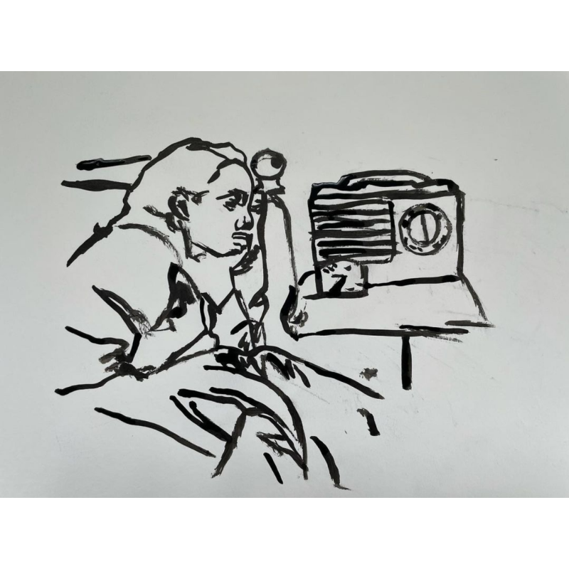 Mujer escuchando la radio