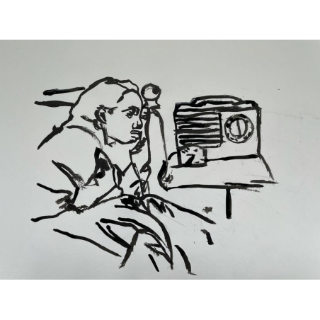 Mujer escuchando la radio