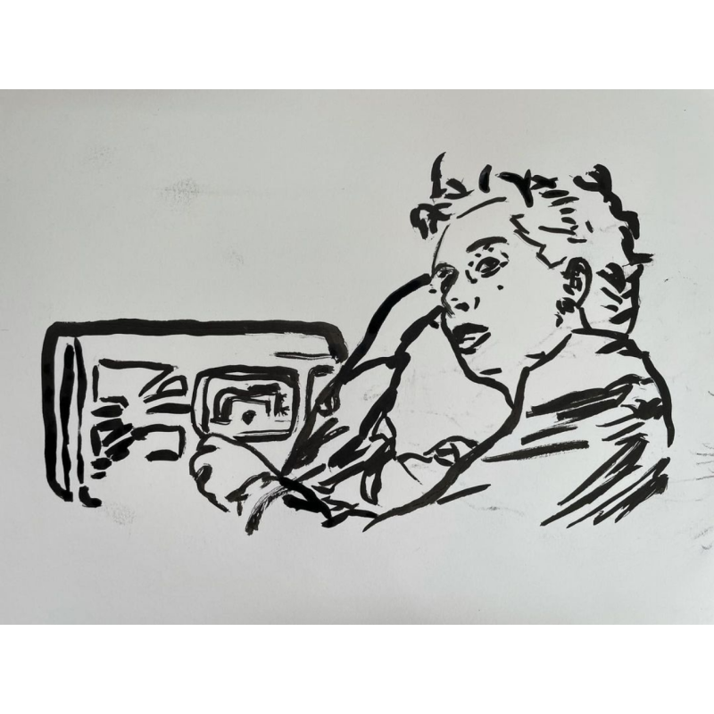 Mujer escuchando la radio