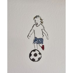 Niña de Chernobyl jugando al fútbol