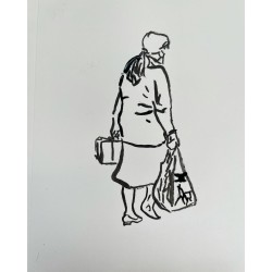 Señora mayor con mascarilla cargando bolsas