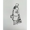 Señora mayor con mascarilla cargando bolsas