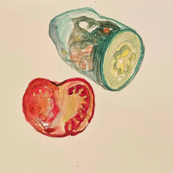 Un trozo de pepino y tomate